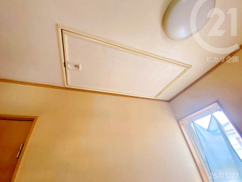  フリースペース上部には小屋裏収納あり