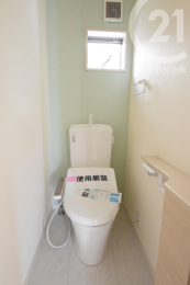 トイレ ＜1階トイレ＞グリーンのクロスを使用した爽やかな空間です。（04/04/02）