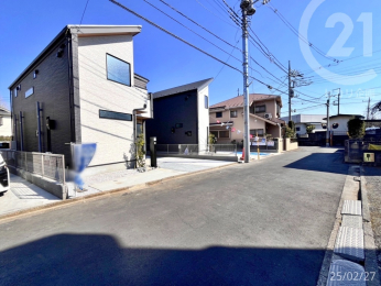  前面道路は広々としています！