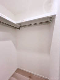  洋室5.8帖・WIC／キャリーケースなどかさばる荷物も一緒にしまえる収納。