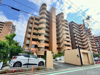  北×東道路の角に立地しています。駐車場は建物の北側です。