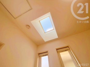  ＜1階洋室・5.2帖＞天窓があり明るいお部屋です。