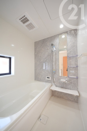 浴室 ／一坪サイズのゆったりとしたバスルーム。浴室換気乾燥機は、カビ対策、冬の浴室内暖房、衣類乾燥など幅広く活躍！（04/04/09）