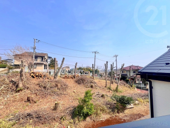 建物の東側はひらけており、開放感あり
