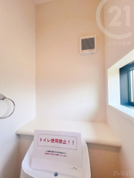 ＜1階トイレ＞奥にカウンターあり
