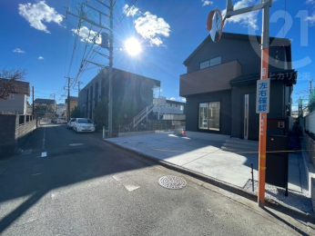  車通りの落ち着いた前面道路