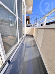 ＜洋室約6.8帖＞南向きで陽当たり良好のため、お洗濯なども速く乾きそうです◎