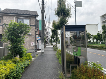  前面道路には歩道が整備されています。