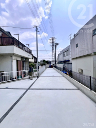 通路状部分の敷地は幅が3mほど。一般的に2.5mあれば普通車を止められるので、カースペースとして余裕があります！