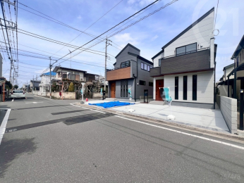  西側6M道路は車のすれ違い、駐車がしやすい幅です。