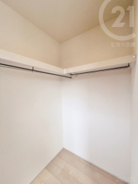  ＜洋室・6.0帖＞アクセントクロスを使用したオシャレな空間です。