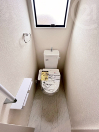  玄関にはハンガーポール設置済み