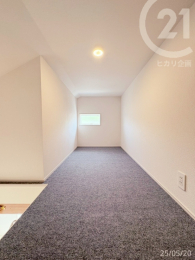  洋室7.25帖／小屋裏収納（グルニエ）はカーペット敷きなので傷が気になりにくいです。