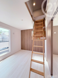  洋室7.25帖／小屋裏収納へ続くハシゴは使うときだけ出せるので生活の邪魔になりません。