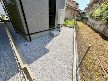  建物北側／勝手口はこちらへ繋がっています。アウトドアグッズ置場などにも◎