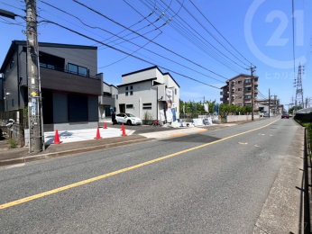  分譲地南側には片側一車線の道路が通っています。歩道もあり、お子さまとの徒歩でのお出かけも安心です。