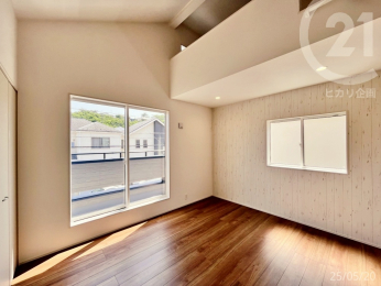  洋室7.5帖／南西角部屋でバルコニーに面しており日当たり良好！