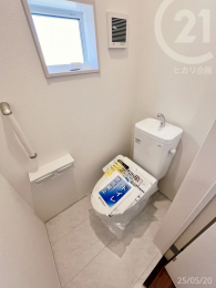  2階トイレ／各階ウォシュレット機能付き
