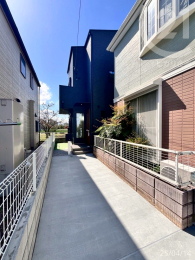  道路から奥まった旗竿敷地にある住まい。おうちの中に道路からの視線が入りにくいのでのびのびくつろげます♪