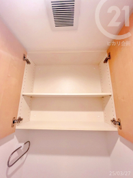  トイレの上部には棚あり