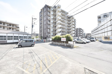  北側・外観／周辺には高い建物がなく、落ち着いた住環境です。