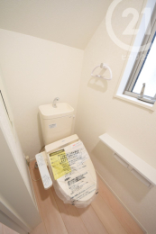 トイレ ＜1階トイレ＞各階にウォシュレット機能付きトイレ完備！（04/03/03）