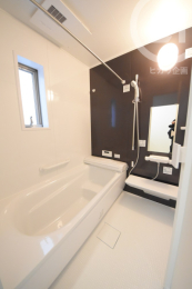 浴室 ／1坪サイズのゆったりバスルーム。
浴室換気乾燥機・追い焚き機能付きです。（04/03/03）
