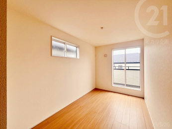  洋室5帖／南東角部屋でバルコニーに面しています。