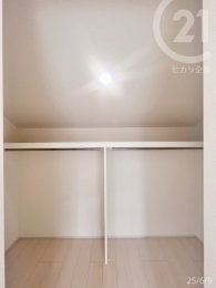  ＜洋室・7.5帖＞夫婦の荷物をたっぷりしまっておけます。。