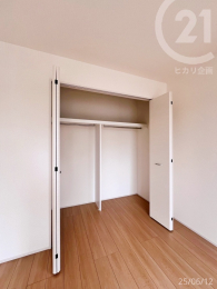  洋室7.87帖／真ん中に仕切りがあるので、ご夫婦での使い分けも可能です。