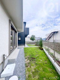  LDKからも出入りできる南庭付き。
