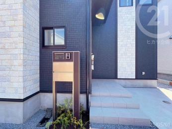  門柱まわりには植栽が入っています。
