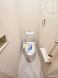  2階トイレ／各階ウォシュレット機能付き