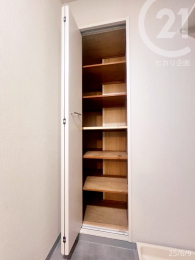  洗面収納付きなので洗剤やタオルもすっきり収まります。