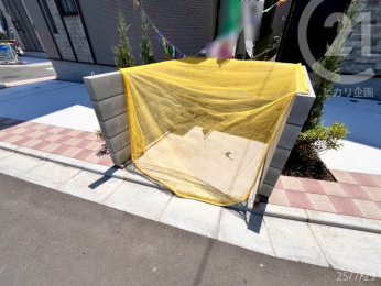 新設道路5M／分譲地内で袋小路になっているため、住民以外の通行が少なく安心。