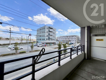  近くに高い建物がなく採光性良好！