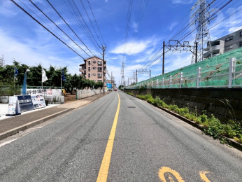  分譲地南側には片側一車線の道路が通っています。歩道もあり、お子さまとの徒歩でのお出かけも安心です。