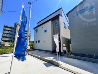  10号棟／旗竿敷地ですが、建物の南側は遊歩道につき日当たりのいい立地がお好みの方にも◎