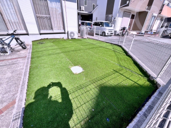  芝生のゆとりあるお庭もございます♪