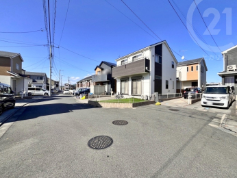  前面道路は広々としています。