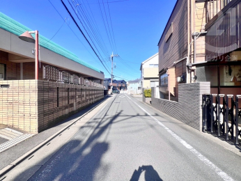  閑静な住宅街にございます。