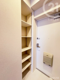  玄関・可動棚／高さのあるブーツなども収納OK！