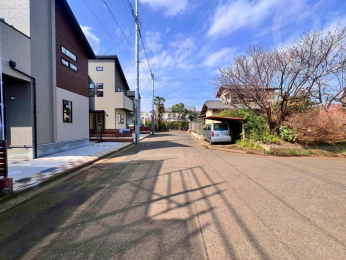  周辺は閑静な住宅地で落ち着いた住環境です。