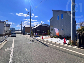  周辺は閑静な住宅地で落ち着いた住環境。