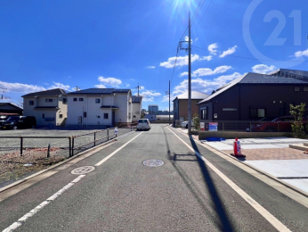  前面道路の幅員はゆったりしており、お車同士のすれ違いもしやすいです