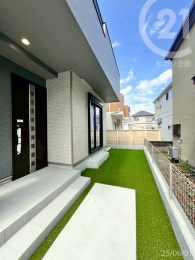  ちょっとした南庭あり。人工芝が敷かれており、土汚れを気にせず遊びや趣味にお使いいただけます。