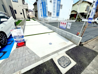 2号棟／カースペースには縦列2台駐車可能なのでセカンドカーや来客用車も停められます。