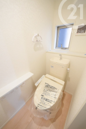 トイレ ／各階にウォシュレット機能付きトイレを設置しています。（04/02/21）
