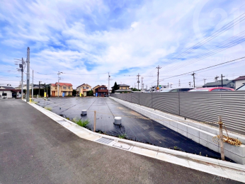  分譲地西側より東方向を撮影／分譲地南側は現況駐車場につき、採光を遮るような高い建物はありません。