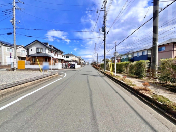  前面道路は広々としています◎